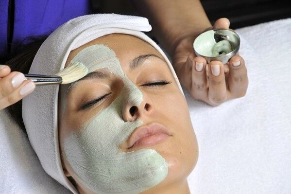 The most convenient way to apply an anti-aging mask to the skin is with a brush. 